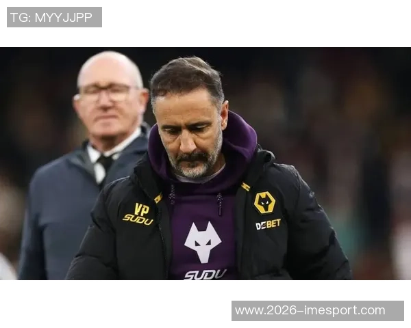 白堡球迷愤怒抗议切尔西老板主帅赛季中途离任引发不满情绪