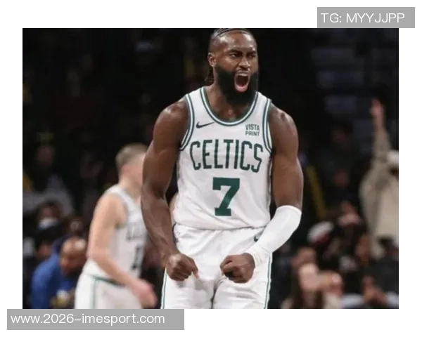 杰伦布朗首节表现惊艳全场5投全中砍下13分2助助力球队进攻